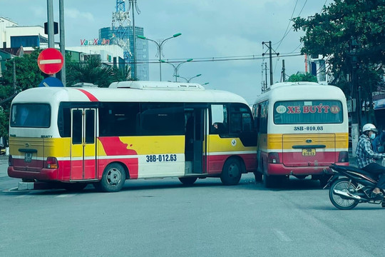 Xe buýt bị buýt ‘nhái’ tông ngang, một khách hàng chấn thương