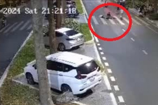 Clip: “Biker” phóng xe đạp tông gục người đi bộ sang đường
