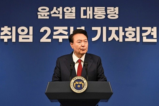 Tổng thống Hàn Quốc xin lỗi vì lùm xùm của vợ