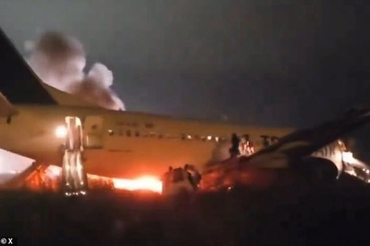 Máy bay Boeing chở 87 người lao khỏi đường băng bốc cháy