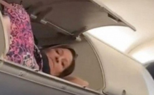 Choáng với người phụ nữ nằm gọn trong ngăn hành lý máy bay Mỹ