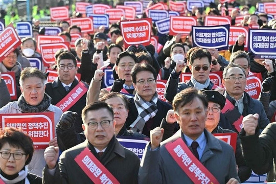 Khủng hoảng y tế, Hàn Quốc cho phép tuyển dụng bác sĩ nước ngoài