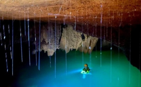 Bí ẩn hồ nước màu xanh ngọc bích nằm "lơ lửng" vừa được phát hiện ở Quảng Bình