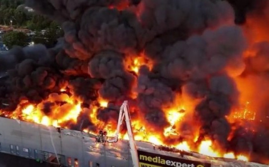 Clip: Cận cảnh vụ cháy kinh hoàng tại trung tâm mua sắm ở Ba Lan