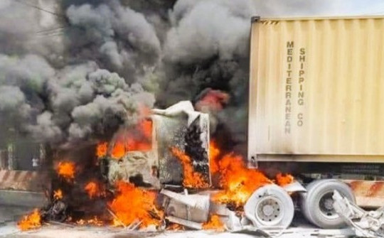 Va chạm kinh hoàng, xe container bốc cháy, xe tải và xe khách biến dạng