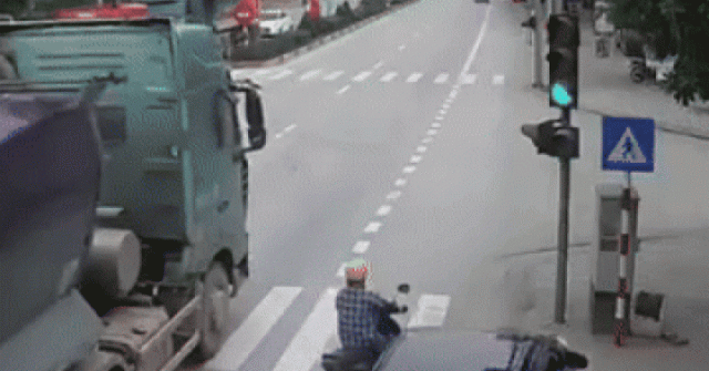 Clip: Ô tô vượt ẩu hất văng người đi xe máy vào đầu xe tải