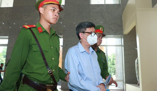 Cựu bộ trưởng Y tế Nguyễn Thanh Long đến tòa trên xe chuyên dụng