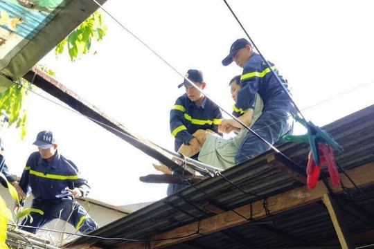 Giải cứu người đàn ông mắc bệnh hiểm nghèo trèo lên mái nhà la hét