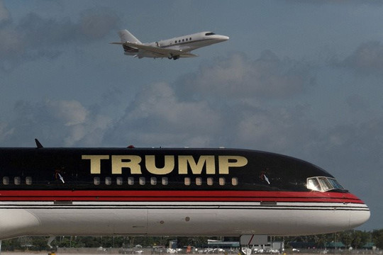Máy bay riêng của ông Trump va chạm tại sân bay Mỹ