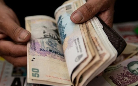 Lạm phát cao ngất, dân mang cả ba lô tiền đi mua hàng, chính phủ Argentina phải phát hành tờ tiền mệnh giá lớn