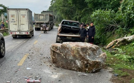 Cục CSGT thông tin vụ 2 ô tô gặp họa vì bị tảng đá "khủng" lăn trúng
