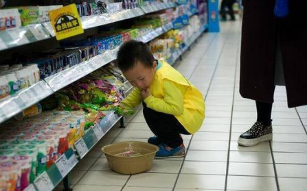 3 đứa trẻ ăn trộm một miếng sô-cô-la trong siêu thị, 3 bà mẹ có phản ứng khác nhau, ảnh hưởng đến cuộc sống con cái