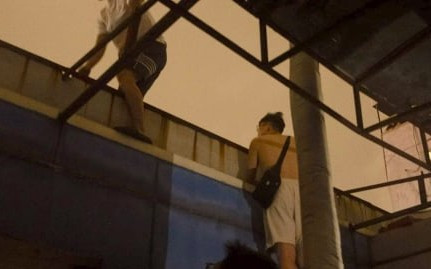 Cháy lớn ở Hà Nội, người dân leo lên mái tôn chạy lửa trong đêm
