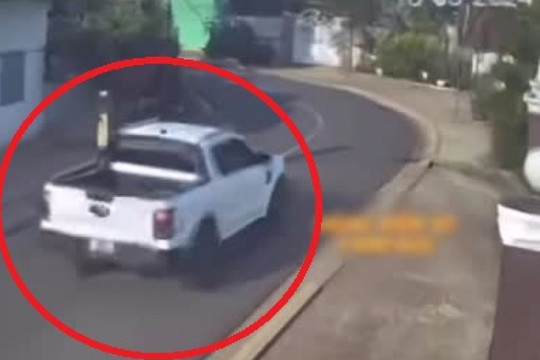 Clip: "Drift" ôm cua bất thành, ô tô bán tải tông thủng nhà ven đường