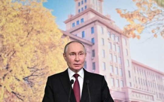 Ông Putin đặt câu hỏi về tính chính danh của ông Zelensky