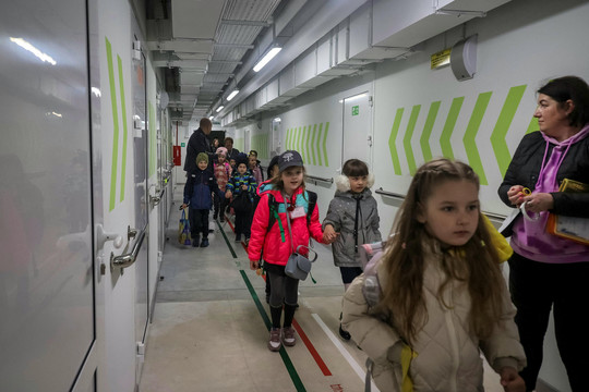 Ukraine: Trường ngầm đầu tiên đi vào hoạt động