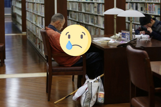 Lão ăn mày ngồi trong thư viện có hành động khiến triệu người "há hốc", sau đó còn được tạc tượng riêng: Tại sao lại như vậy?