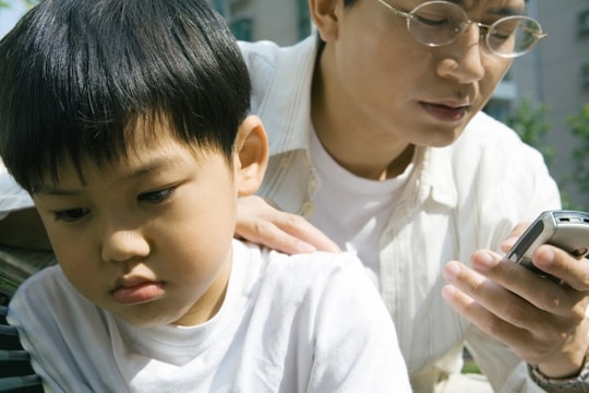 Một bức ảnh cha dạy con gây bão mạng xã hội: Không đánh mắng, sao khiến nhiều người đau lòng đến thế này?