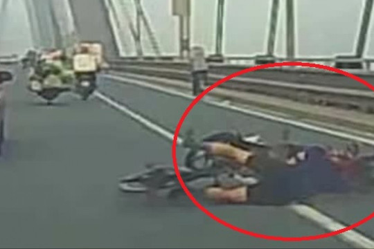 Clip: Đạp xe vi vu dàn hàng ngang trên cầu, “biker” gặp họa từ xe máy