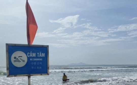9 người bị sóng cuốn trôi khi tắm biển ở Đà Nẵng