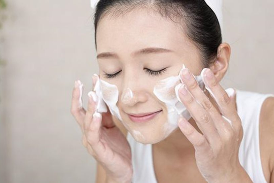 Rửa mặt đúng cách giúp bảo vệ da trong mùa hè