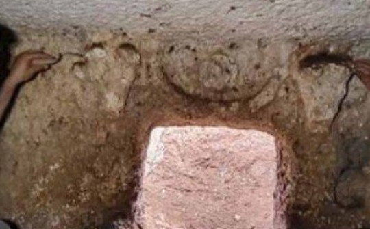 Bí ẩn cổ mộ 2.000 năm bên đường, có đôi "bò thần" trấn giữ