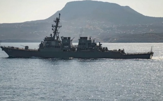 Thuyền trưởng tàu chiến Mỹ nói tên lửa đạn đạo Houthi phóng ở Biển Đỏ "nhanh hơn bất cứ thứ gì"
