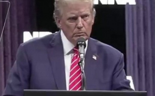 Ông Trump 'đứng hình' 30 giây giữa bài phát biểu