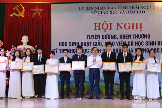 Thái Nguyên tuyên dương, khen thưởng học sinh và giáo viên đạt thành tích cao