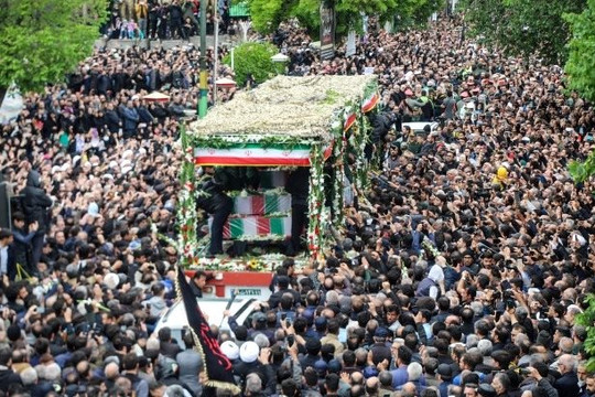 Biển người cầm chân dung tưởng niệm Tổng thống Iran
