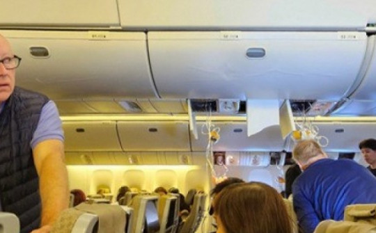 Hình ảnh đáng sợ trong khoang máy bay Singapore gặp nạn