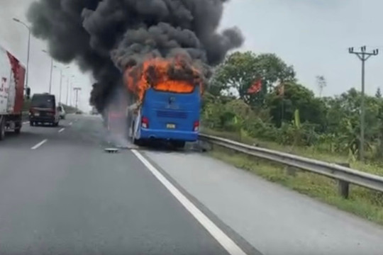 Xe khách bốc cháy trên đường cao tốc Pháp Vân