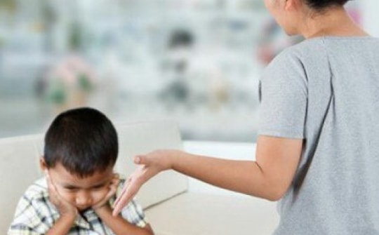 Cha mẹ quá nghiêm khắc với con cái có 12 dấu hiệu điển hình