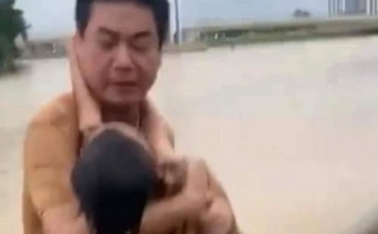 Video người đàn ông dũng cảm lao xuống dòng nước cứu cháu bé đuối nước