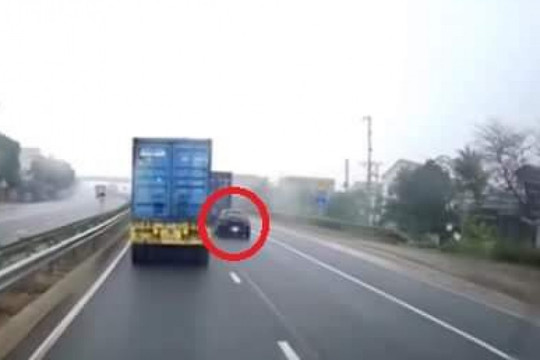 Clip: Tài xế hành động vội vàng, xe container tông ô tô xoay 360 độ
