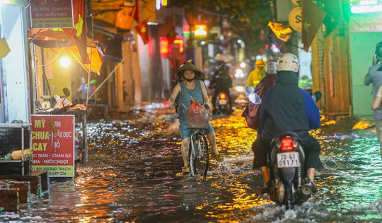 Đường phố Hà Nội 'thành sông' chỉ sau 20 phút mưa rào