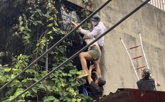 Vụ cháy ở Hà Nội: Người đàn ông mặc sơ mi trắng "cứu người xong rồi đi làm luôn"