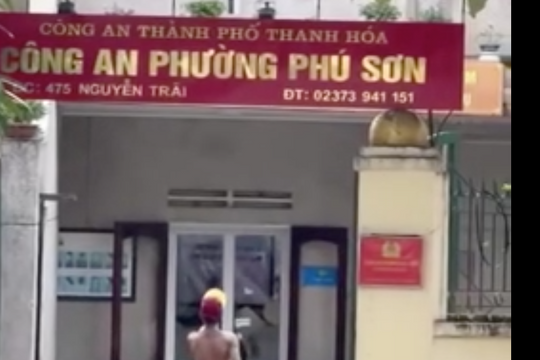 Nam thanh niên cầm hung khí xông vào trụ sở công an phường