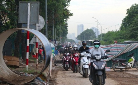 'Lô cốt' thi công gây mất an toàn, ùn tắc trên đại lộ Thăng Long