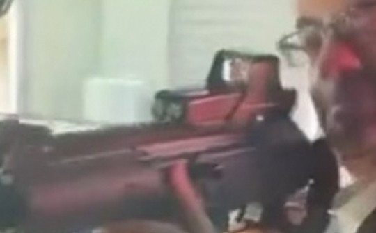 Đại sứ Anh tại Mexico mất chức vì chĩa súng trường vào nhân viên