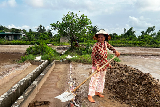 Trăn trở nghề làm muối truyền thống ở Bàng La