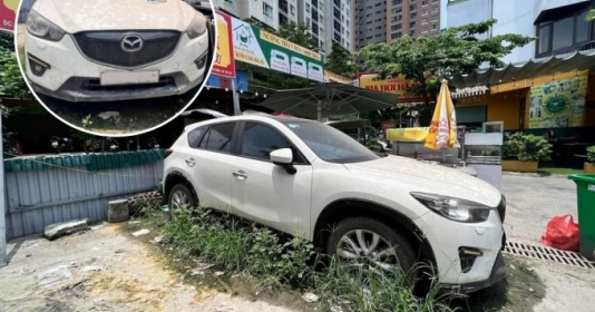 Hé lộ lí do bất ngờ khiến chiếc Mazda CX-5 phủ đầy bụi, nằm chỏng chơ trước cửa quán bia