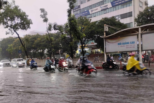 Ngay lúc này tại Hà Nội: Mưa lớn sấm chớp giật đùng đùng, người dân vừa đi đường vừa lo lắng