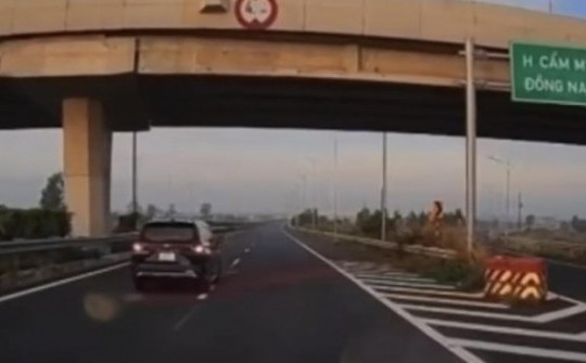 Lùi xe trên cao tốc TP.HCM - Long Thành - Dầu Giây, nữ tài xế bị xử phạt
