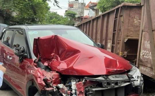 Lái xe ô tô may mắn thoát chết khi va chạm với tàu hỏa
