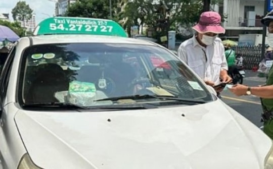 Công an tuần tra, ‘xe taxi tráo tiền’ đột nhiên biến mất