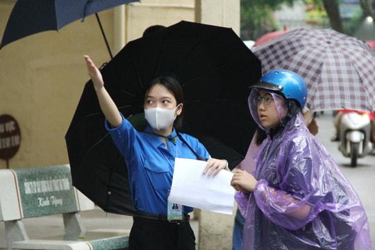 Hơn 5.400 thí sinh đội mưa 'tranh suất' vào Trường THPT Chuyên ĐH Sư phạm Hà Nội