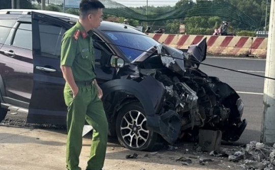 Ôtô đâm trụ điện, vợ chồng gặp nạn