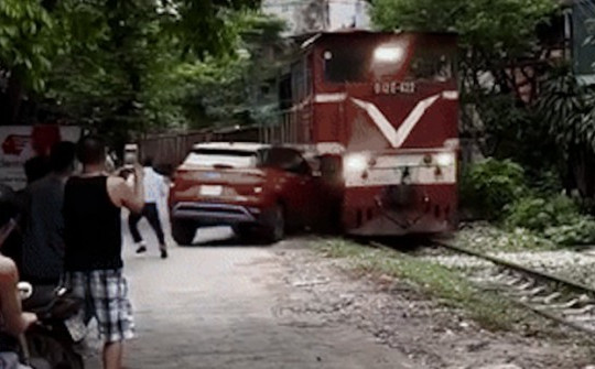Vụ ô tô đỗ sát đường sắt bị tàu hỏa tông biến dạng: Xem xét xử lý tài xế xe con