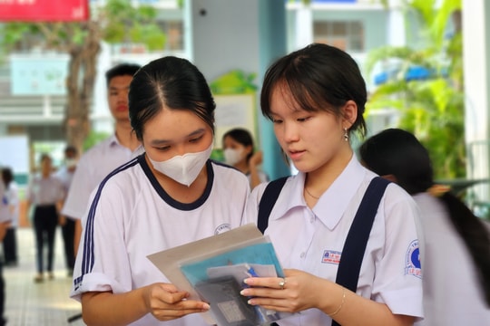 Thí sinh thi vào 10 ở TP HCM phấn khởi sau môn thi thứ 2
